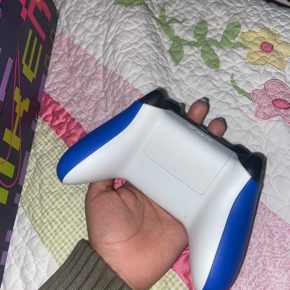 Xbox controller blue and white - Picture 2 of 3